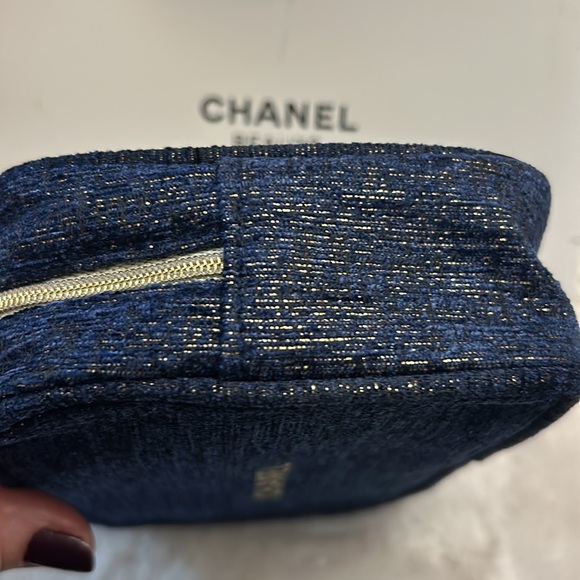Chanel Beauty pouch in gold foil and Jean print. Unbranded strap - Picture 6 of 8